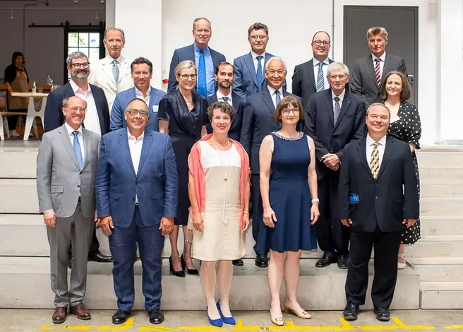 Die TUM Ambassadors mit ihren Gastgeberinnen und Gastgeberin sowie den beiden Vizepräsidenten Prof. Gerhard Kramer und Prof. Juliane Winkelmann.