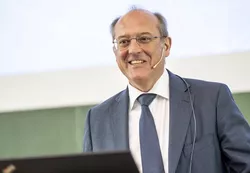 Prof. Gerhard Kramer, Vizepräsident Forschung und Innovation der TUM, bei seiner Festrede