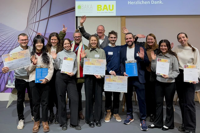 Die Gewinner-Teams mit Prof. Werner Lang und Dipl.-Ing. Arno Denk vom Lehrstuhl für energieeffizientes und nachhaltiges Planen und Bauen. Bild: Messe München