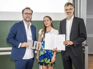 ED-Dekan Prof. Christoph Gehlen und Magdalena Peksa, Promovierendenvertreterin (Mitte), überreichte den Supervisory Award des Graduate Center der ED an Prof. Wolfgang Polifke (rechts).<br />
