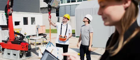 Bild: Daniel Delang / TUM Studentin steuert einen Kran per Touchscreen