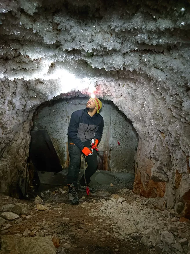 Riccardo Scandroglio in Tunnel auf der Zugspitze für Permafrost-Messungen