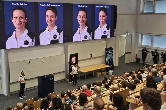 Astronauts Nicola Winter and TUM-Alumni Dr. Amelie Schönenwald delivered a talk in the lecture hall at Ottobrunn campus