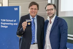 Emeritus Prof. Ulrich Walter erhielt von ED-Dekan Prof. Christoph Gehlen die Goldene Medaille der School