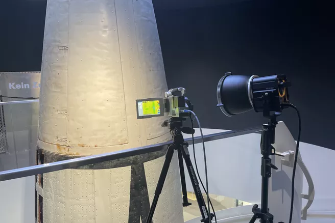 Mit elektromagnetischen Strahlen im Infrarotbereich wird die "V2" durchleuchtet, um unter den weißen Lack zu "schauen". An der Rakete sind auch deutlich Korrosionsspuren zu erkennen. Bild: Anna Dohnal / Deutsches Museum