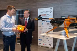 Federal Minister of Transport Dr. Volker Wissing with the defibrillator of the Horyzn drone. Project manager Balázs Nagy explains the concept. 