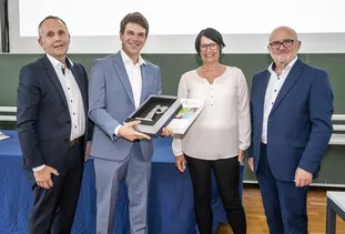 The Manfred Hirschvogel Prize for his outstanding dissertation was presented to Dr. Philipp Tröber (2nd from left) by Hans-Jürgen Britzger, member of the Board of Trustees of the Frank Hirschvogel Foundation (left), Dr. Dorothea Pantförder, TUM ED, and Walter Pischel, Chairman of the Frank Hirschvogel Foundation.