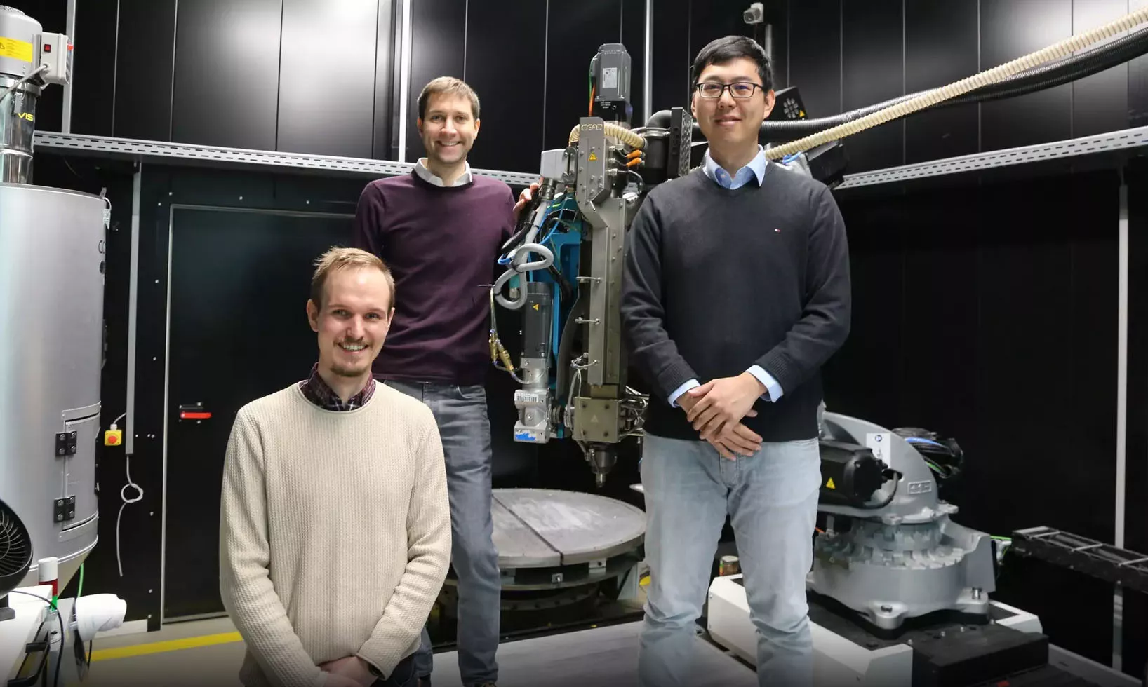 Die drei Gründenden vor einem Prototypen ihrer Technik: (v.l.n.r.) Patrick Consul, Benno Böckl und Ting Wang. 