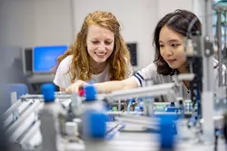 Zwei Maschinenwesen-Studentinnen programmieren Anlagen