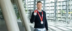 TUM-Student Florian Bauer mit seinen beiden olympischen Silbermedaillen