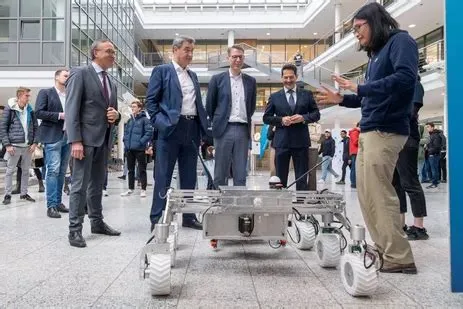 Der mobile, ferngesteuerte Rover LARSS wird beim Start des Sommersemesters an der TUM Garching vorgestellt.