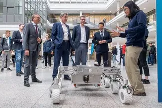 Der mobile, ferngesteuerte Rover LARSS wird beim Start des Sommersemesters an der TUM Garching vorgestellt.