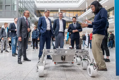 The student group WARR shows their exploration rover at the opening of the summer semester. (Photo: WARR)