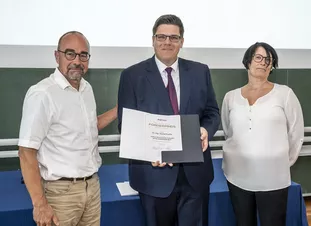 Dr. Burkhard Pinnekamp, Head of Central Research and Development at Renk AG (left), presented the Renk Drive Technology Promotion Award for his excellent dissertation to Dr. Daniel Fuchs with Dorothea Pantförder (TUM ED).<br />
