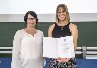 Dr. Christina Insam (rechts) wurde mit dem Rudolf-Schmidt-Burkhardt-Preis ausgezeichnet.