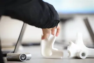 Hand baut Teile zusammen.