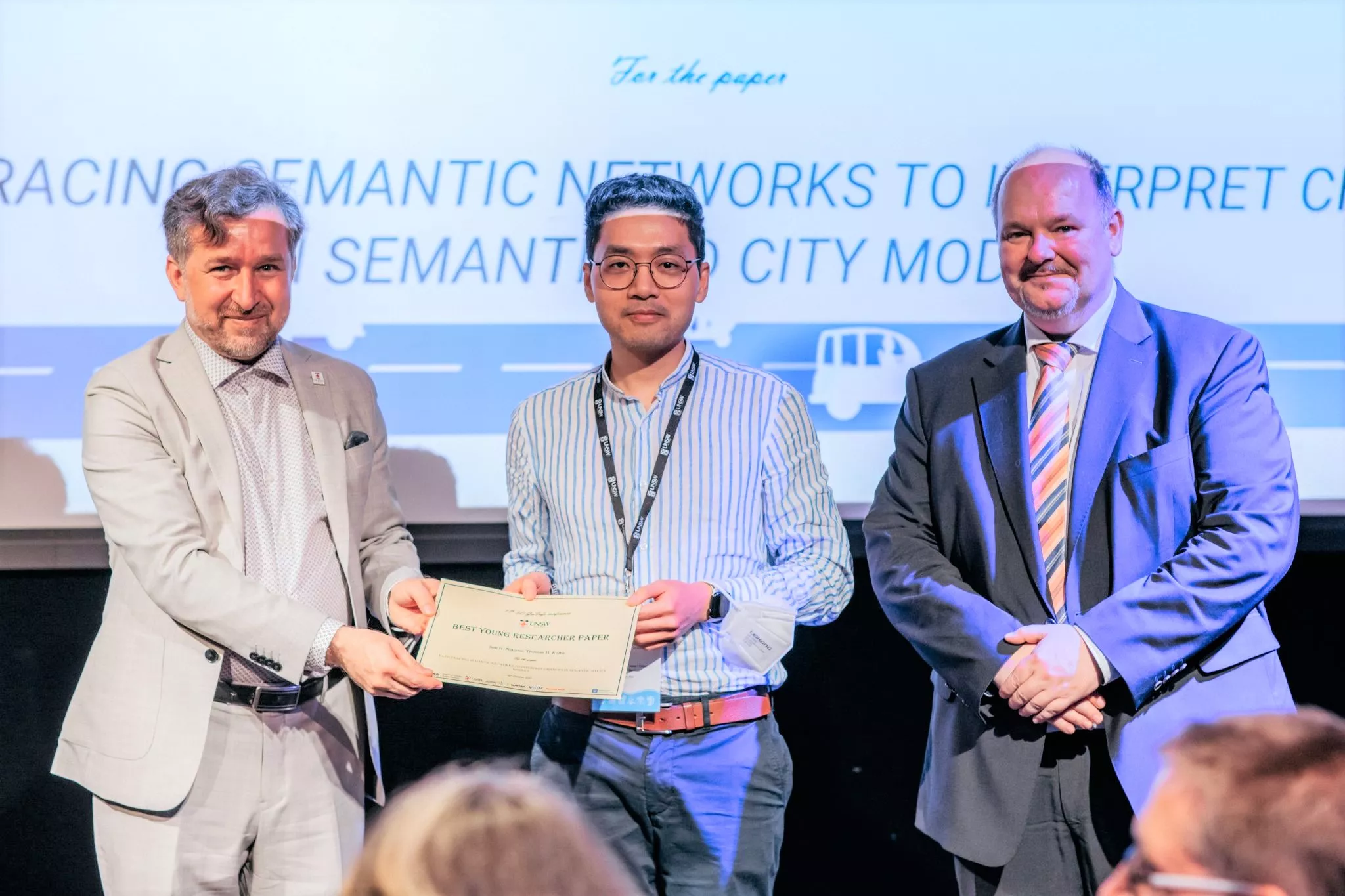 Das  Team des Lehrstuhls für Geoinformatik der TUM erhält den Best Paper Award der 3D GeoInfo Konferenz