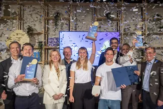 Menschen bei Preisverleihung.