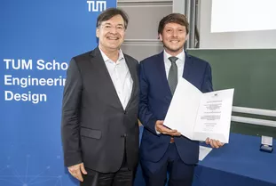 Dr. Georg Stockinger received the Karlheinz Bauer Prize for his dissertation, presented by Foundation Chairman Sebastian Bauer.<br />
