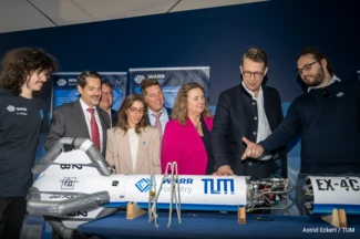 Präsentation der neuen Lehrräume am TUM Campus Ottobrunn-Taufkirchen mit Wissenschaftsminister Markus Blume, TUM Präsident Prof. Thomas F. Hofmann, Department Head TUM Aerospace and Geodesy Prof. Chiara Manfletti, Bürgermeister Taufkirchen Ullrich Sander, Bürgermeister Ottobrunn Thomas Loderer, Landtagsabgeordnete Kerstin Schreyer und Studierenden der TUM. Bild: Astrid Eckert / TUM