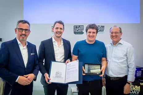 Daniel Metzler and Josef Fleischmann, founders of Isar Aerospace, are honored by Vice President Prof. Gerhard Kramer (r.) and Dr. Joachim Post, Chairman of the Board of Freunde der TUM.