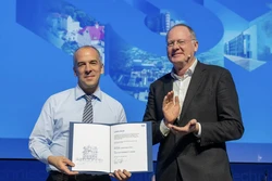 Prof. Krautblatter and TUM Vice President for Sustainable Transformation, Prof. Werner Lang, at the TUM Sustainability Awards ceremony. Prof. Krautblatter shows off his award.