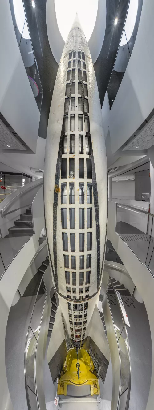 Die 14 Meter hohe Rakete "V2" im Treppenhaus in der Luft- und Raumfahrthalle. Bild: Deutsches Museum