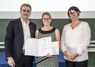 Dr. Juliane Fischer (centre) received the Wittenstein Award from Dr. Bertram Hoffmann, CEO Wittenstein SE, and Dr. Dorothea Pantförder (right).