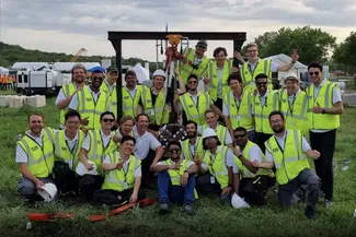 Menschen in Warnweste bei einem Wettbewerb in den USA.