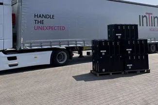 LKW und Transportboxen für alte Akkus sind zu sehen.