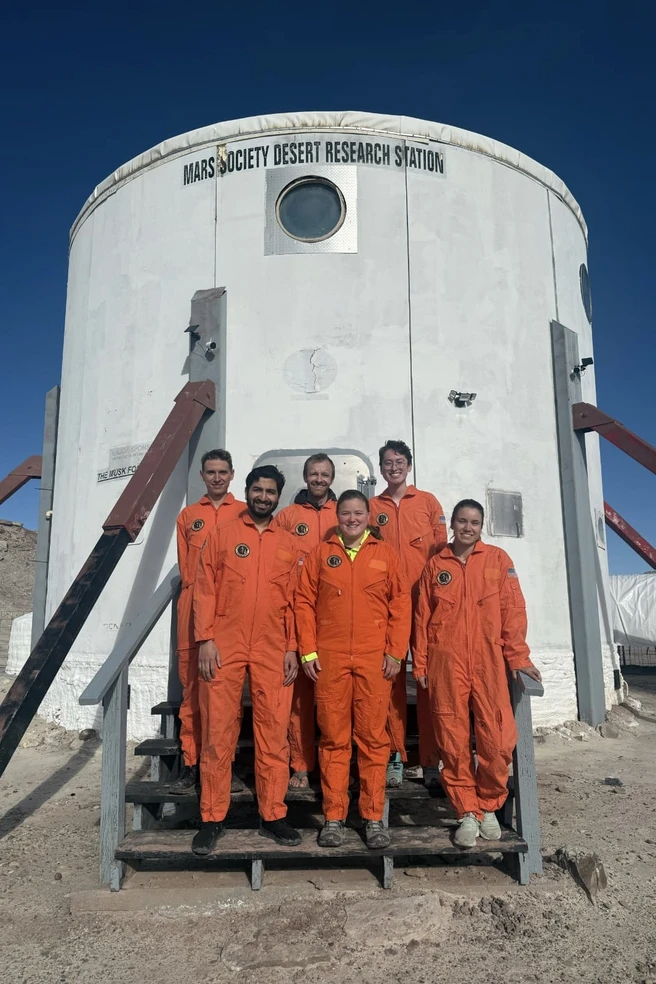 Sydney Dolan mit Crew vor der Mars Society Desert Research Station