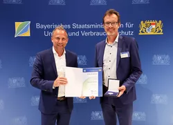 Thomas Glauber, Bavarian Minister of the Environment (left), presents the Environmental Medal to Prof. Jörg Drewes, Chair of Urban Water Management at the TUM School of Engineering and Design. 