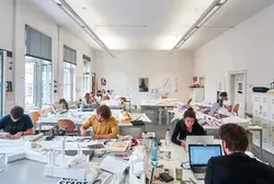 Studierende beim Werkeln und Lernen in einem Zimmer