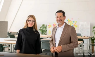 Prof. Annette Diefenthaler, Executive Director des Munich Design Institute, und Präsident Prof. Thomas F. Hofmann. Bild: Astrid Eckert / TUM