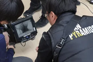 Forschende blicken mithilfe eines Endoskops in die Kammer der Cheops-Pyramide