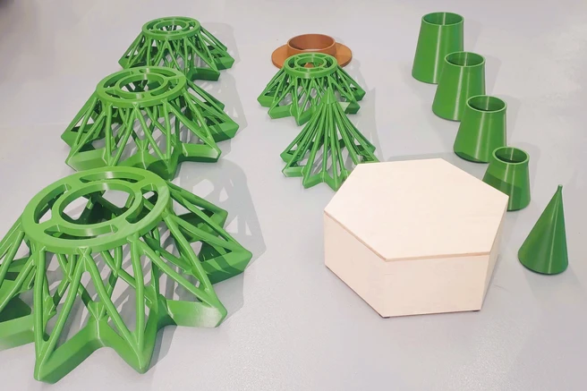 3D gedruckte Elemente für den Weihnachtsbaum liegen am Boden