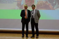 Der Preis wurde Prof. Wolfgang A. Wall vom derzeitigen Präsidenten des JSCES, Prof. Daigoro Isobe, überreicht.