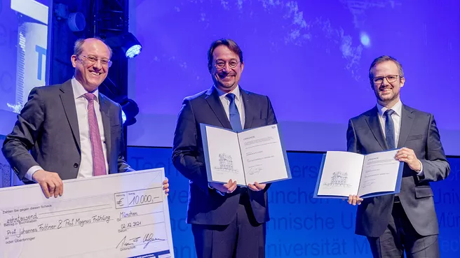 Prof. Johannes Fottner (Mitte) und Prof. Magnus Fröhling (r.) nehmen vom Geschäftsführenden Vizepräsident Prof. Gerhard Kramer den TUM Sustainability Award für das CirculaTUM-Netzwerk entgegen.