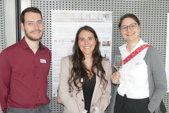 Juliana Grosser, winner of the Bavarian Construction Industry 2023 University Award, with Luis Schnürer (thesis supervisor, left) and Prof. Alisa Machner (thesis supervisor, Professor for Mineral Construction Materials, TUM School of Engineering and Design, right)
