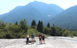 Forschende an der Isar mit Drohne für Fernerkundung