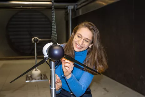 Flavia Klinger testet im Windkanal eine neue Steuerungstechnik für Windturbinen<br />
Bild: Susanne Höcht / TUM