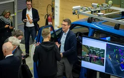 Bayerns Wissenschaftsminister Markus Blume erkundigt sich über die Möglichkeiten des neuen Forschungsfahrzeugs EDGAR und steigt aus dem Fahrzeug aus.