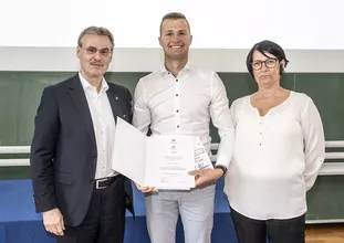 Lukas Epple (centre) received the Wittenstein Award for his excellent Master's thesis from Dr. Bertram Hoffmann (CEO Wittenstein SE, left) and Dr. Dorothea Pantförder (TUM ED, right).