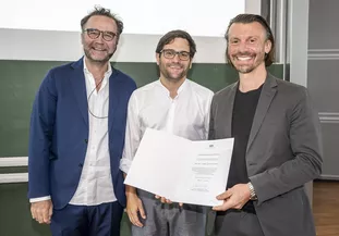 The winner of the Franz Berberich Prize for his excellent research project in architecture is Dr. Christos Chantzaras (left), here with Prof. Christoph Gehlen and laudator Martin Luce (centre).