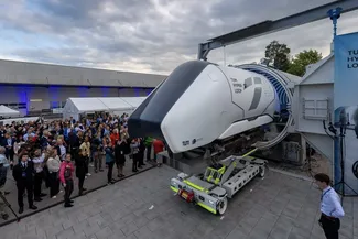 Gäste konnten die Forschungsanlage Hyperloop aus nächster Nähe begutachten