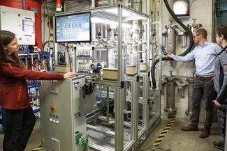 Forschende vom Lehrstuhl für Energiesysteme an der Pilotanlage zur Gasreinigung und CO2-Abscheidung im Technikum an der TUM. 