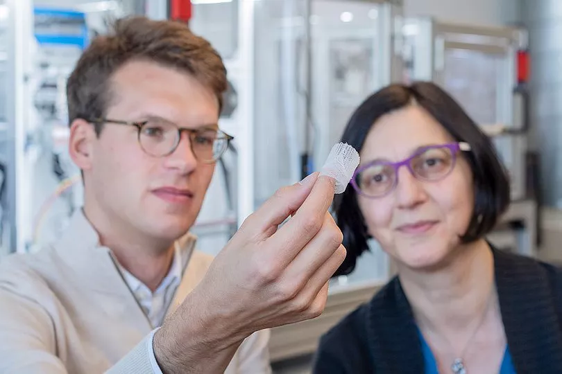 Forscher der Technischen Universität München (TUM) begutachten eine 3D gedruckte Herzklappe. 